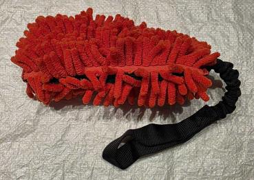 Mop Futterdummy rot mit Bungee schwarz