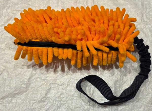 Mop Futterdummy orange mit Bungee schwarz