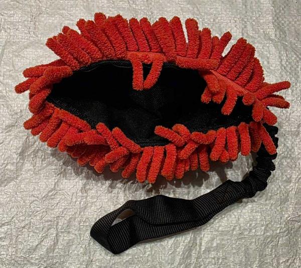Mop Futterdummy rot mit Bungee schwarz