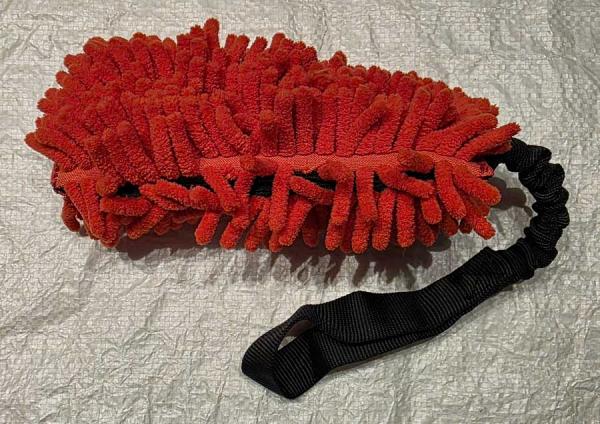 Mop Futterdummy rot mit Bungee schwarz